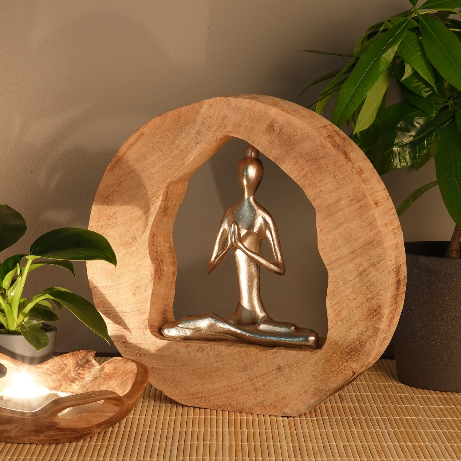 SKULPTUR "YOGA LOG" | Mangoholz / Alu, 28cm | Meditierende Yoga Deko