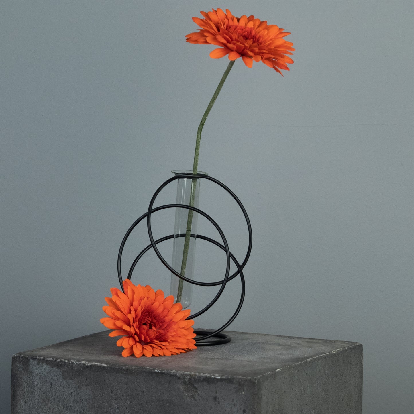 BLUMENVASE MIT REAGENZGLAS "FLOWER" | Metall | Tischvase